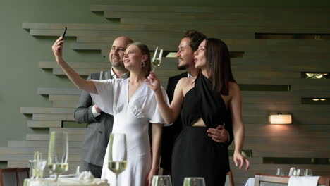 dos parejas posando para una foto en un restaurante