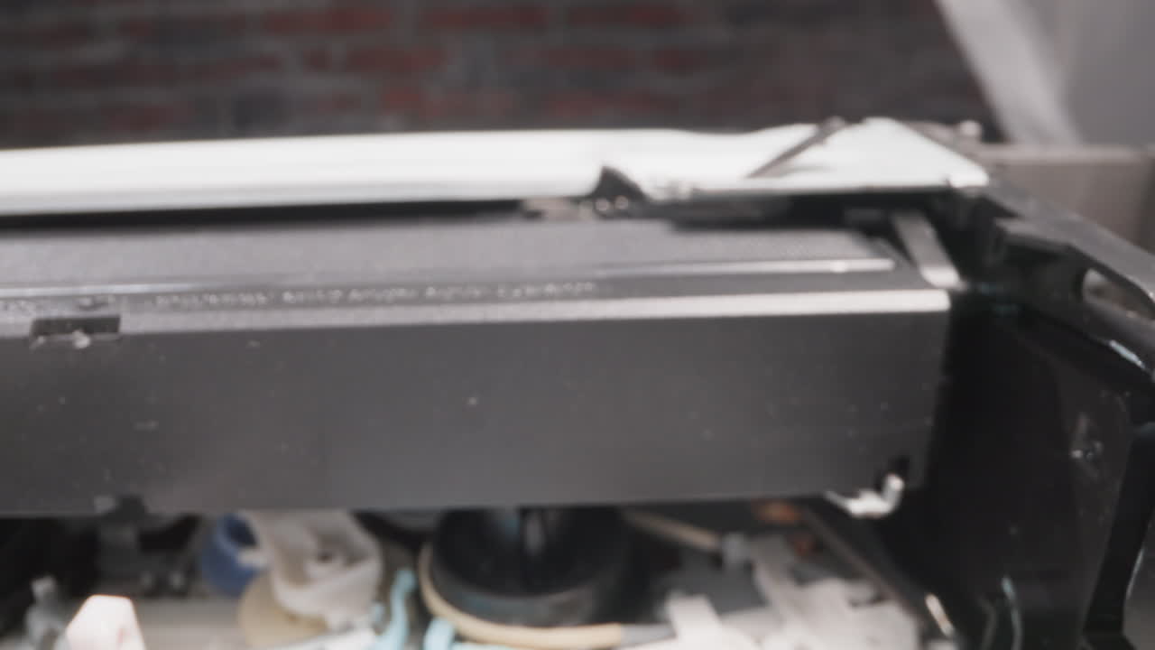 메커니즘이 있는 오래된 카세트 레코더에 비디오 테이프를 넣는 것