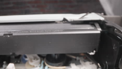 poniendo una cinta de video en una vieja grabadora de cassette con mecanismo