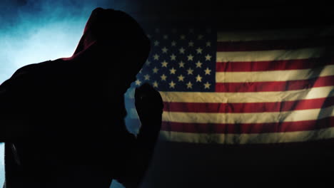 Die-Silhouette-Eines-Kämpfers-Trainiert-Vor-Dem-Hintergrund-Der-Flagge-Von-Amerika