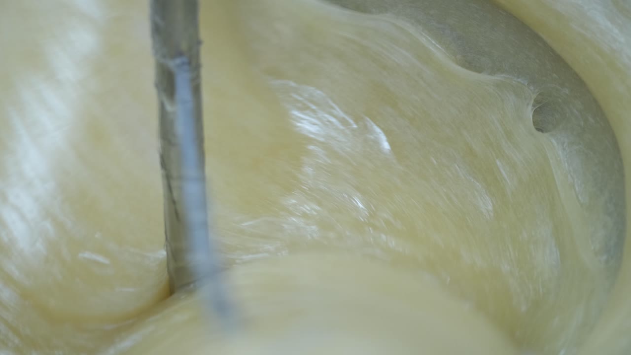 primer plano de masa gruesa y pegajosa de delicias turcas en las etapas finales de calentamiento