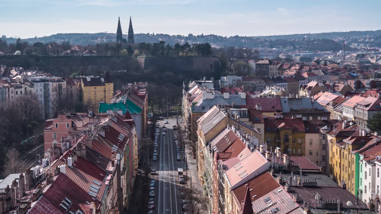 Timelapse della vista di Praga dal Ponte di Nusle con il Castello di Vyšehrad sullo sfondo, con movimento di zoom.
