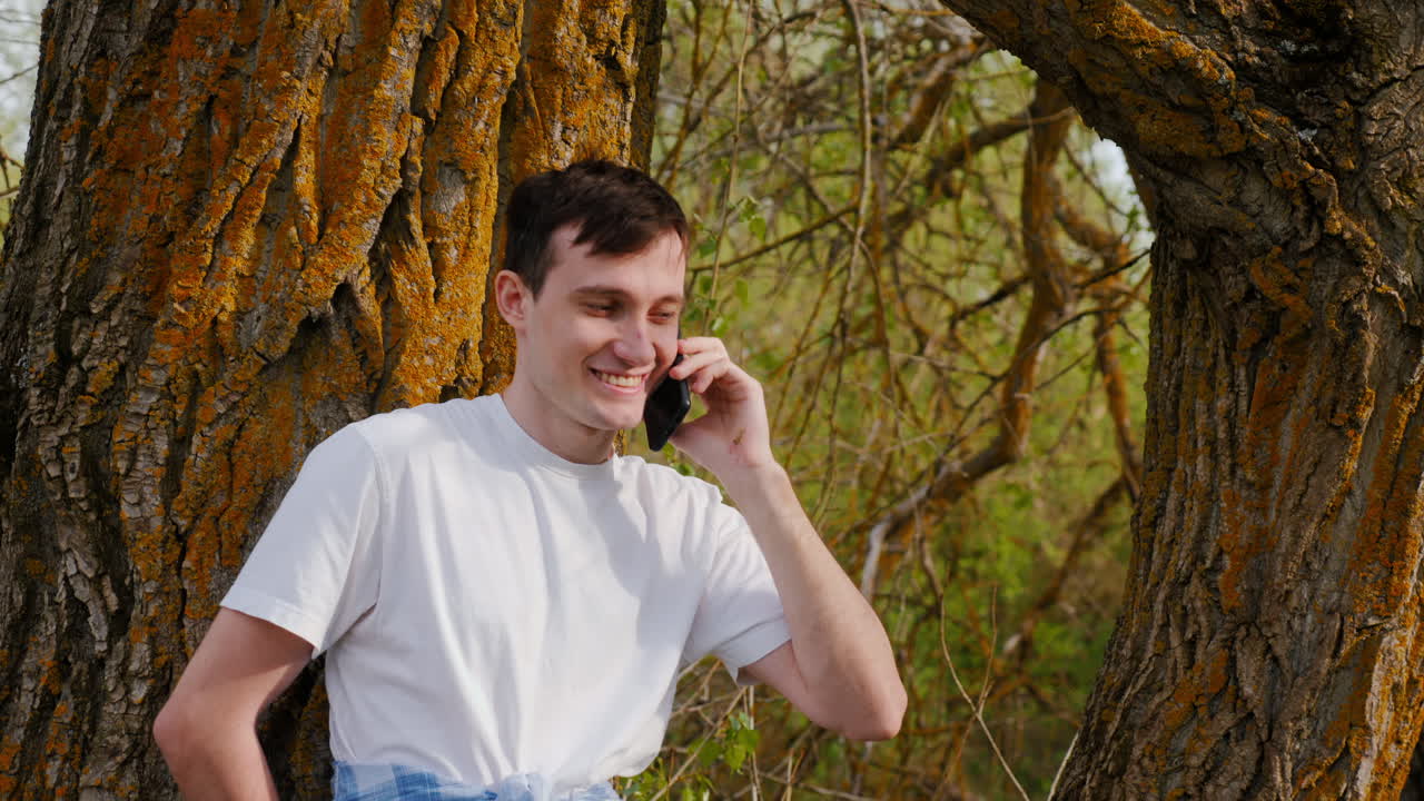 나무 에서 전화로 얘기하는 남자