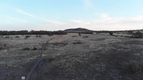 Drone-Sigue-A-Dos-Ciclistas-De-Montaña-En-Un-Día-Nublado