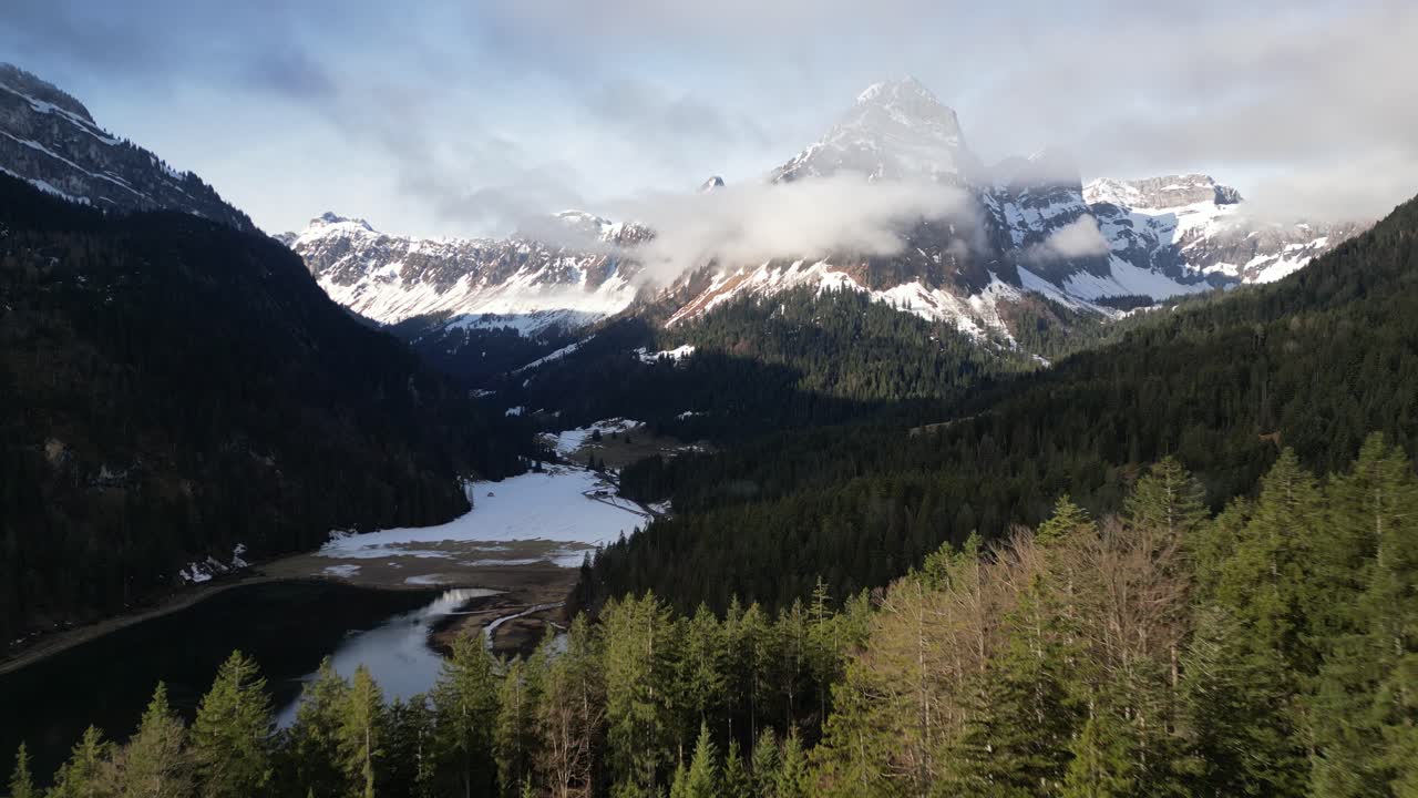 obersee glarus näfels suiza vuela sobre los árboles soleados para revelar el lago
