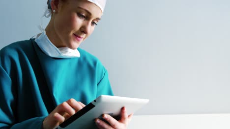 Doctora-Usando-Tableta-Digital