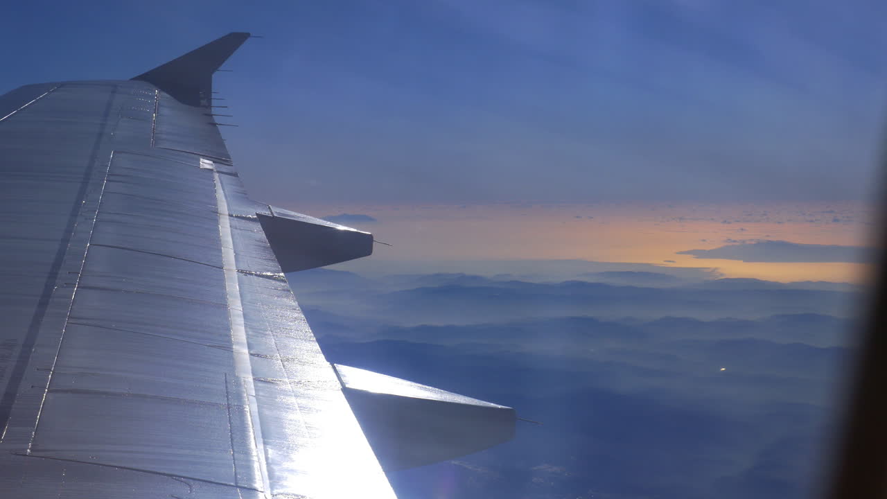 vista a través del iluminador de un avión en vuelo