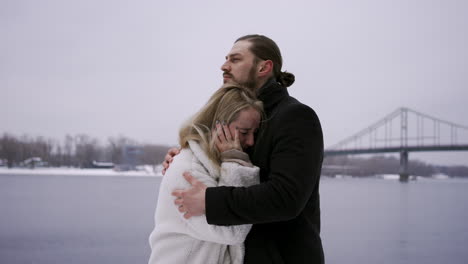 Sad-woman-crying-on-her-husband's-arms