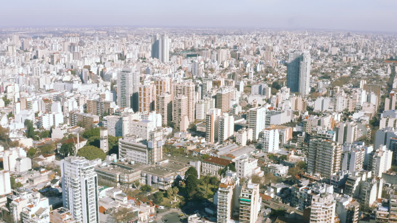 aéreo - horizonte y paisaje de la ciudad de buenos aires, argentina, plano amplio hacia adelante