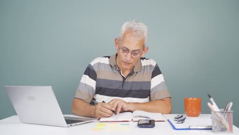 el hombre mirando la computadora portátil es considerado.