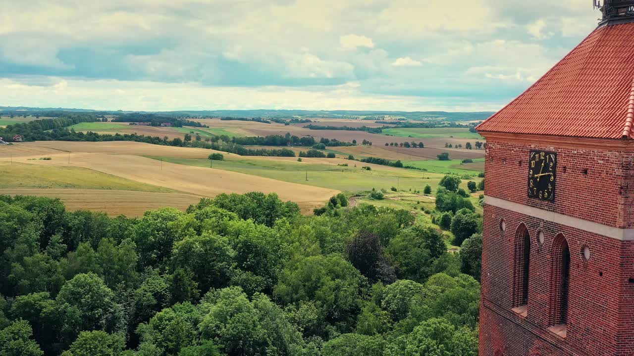 vuelo de drones sobre el terreno montañoso