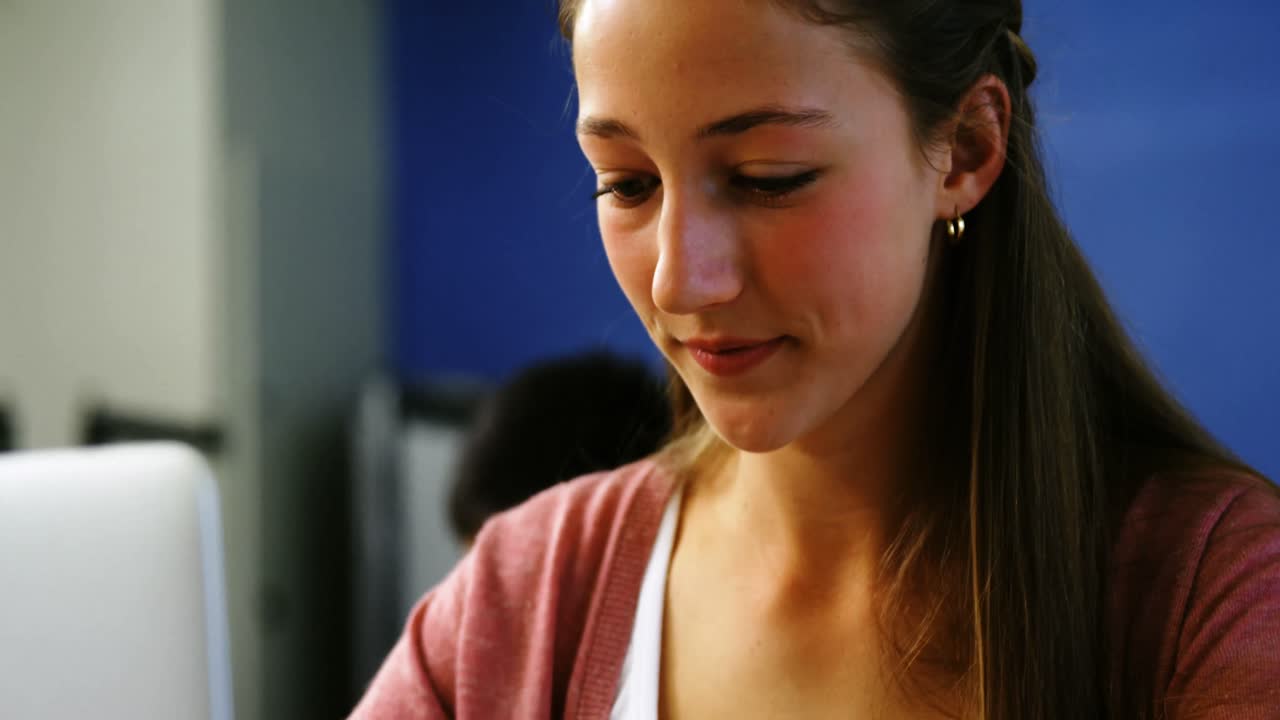 Studente che utilizza computer portatile in aula