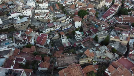 volando el dron en el centro de taxco, mexico
