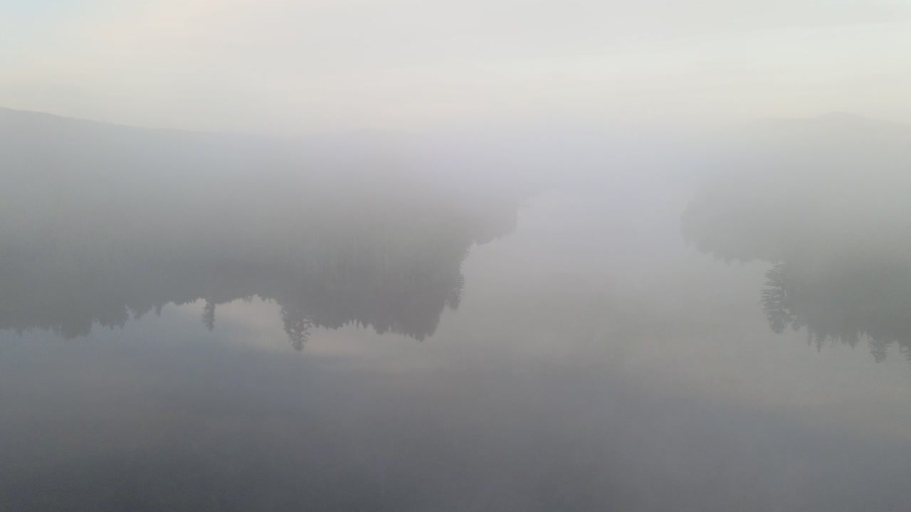 elevándose por encima de las nubes y el agua revelando montañas