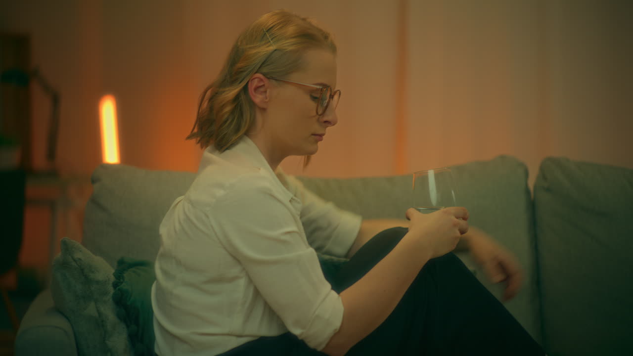 우울증 을 고 있는 슬픈 여자 의 근접 사진