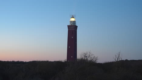 faro leuchtturm westhoofd durante la puesta de sol en ouddorp, países bajos