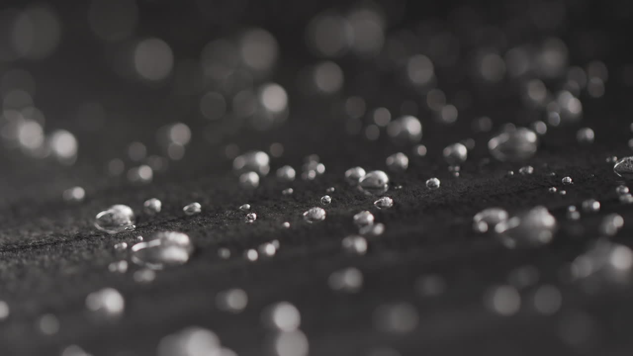 회색 배경에 복사 공간과 함께 물방울의 클로즈업의 마이크로 비디오