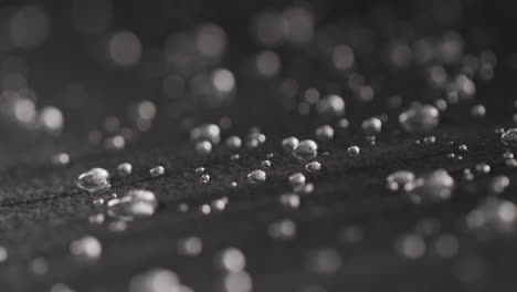 micro vídeo de primer plano de gotas de agua con espacio de copia en fondo gris