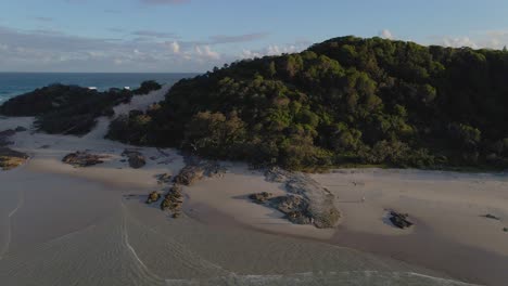 Vista-Aérea-De-La-Playa-De-Arena-Con-Olas-Oceánicas-En-Verano---Playa-Frenchmans-Y-Promontorio-En-El-Punto-De-Observación---Isla-De-Stradbroke-Del-Norte,-Qld,-Australia