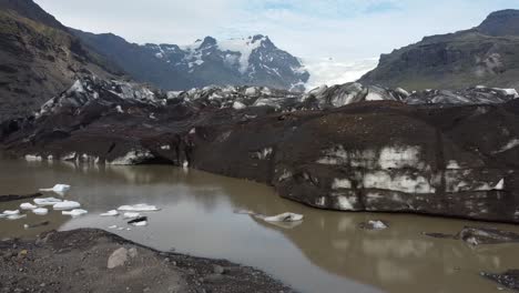 cenizas volcánicas que cubren los glaciares en islandia, camión aéreo bajo a la derecha