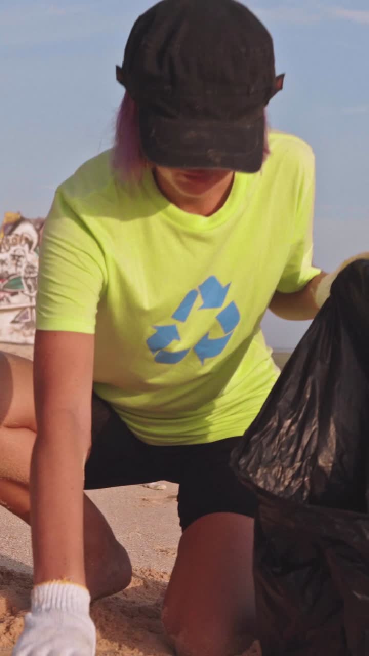 los voluntarios se unen para limpiar la playa y proteger nuestra vida marina.