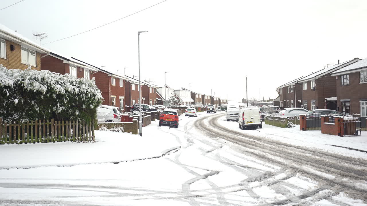 폭풍이 갑자기 나타난 후 서부 미들랜드의 트렌트에 폭설이 쏟아져 도시를 얼음과 눈, 눈보라로 뒤덮었습니다.