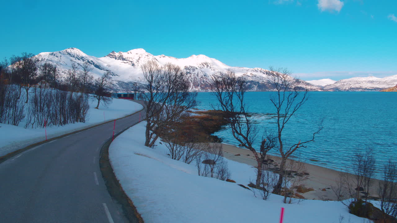 북부 노르웨이에서 아름다운 부드러운 추적 샷