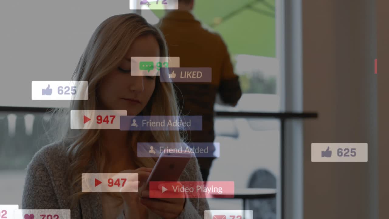 animación del procesamiento de datos de las redes sociales sobre una mujer caucásica que usa un teléfono inteligente