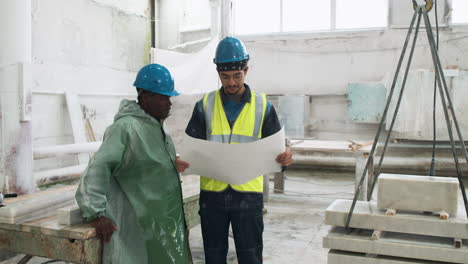 compañeros de trabajo en una fábrica de mármol