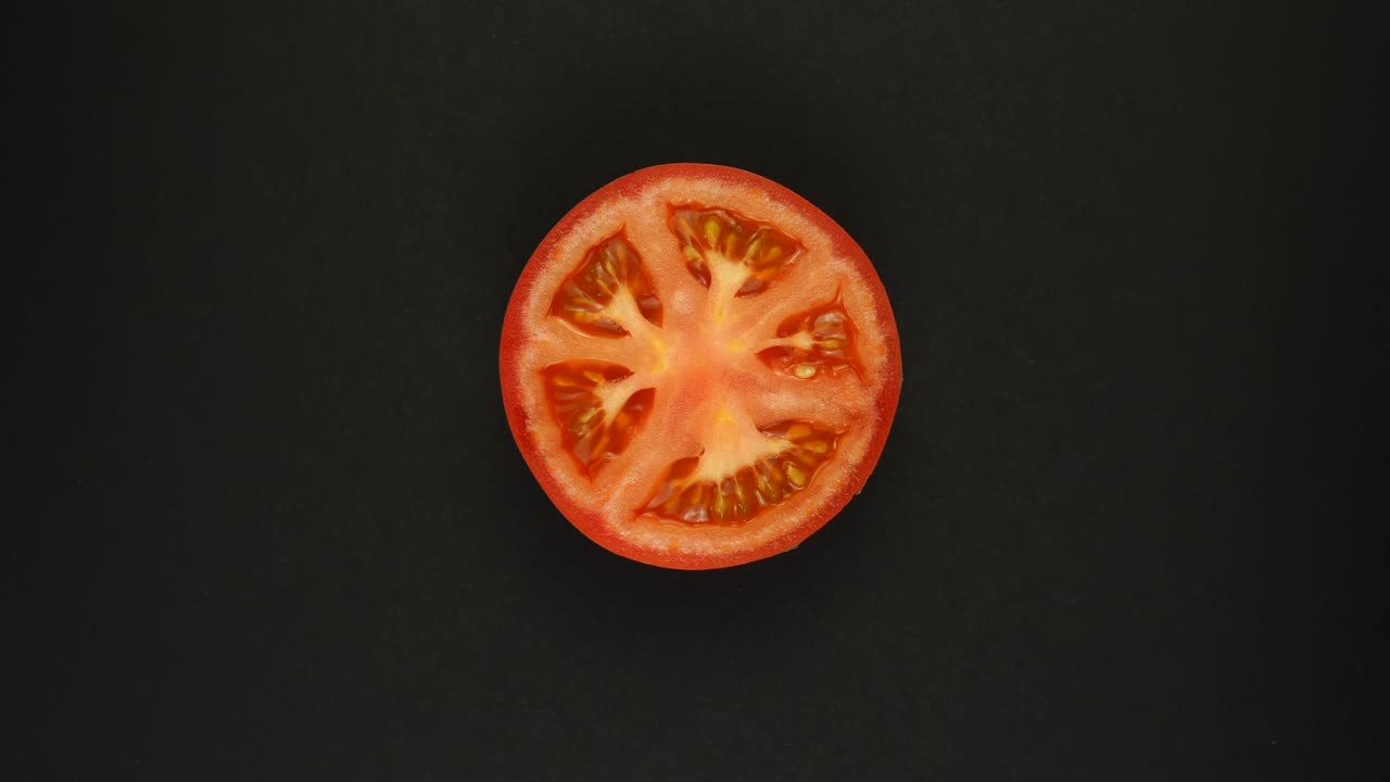 은 토마토의 둥근, 매운, 잘라진 조각. 건강한 식습관의 개념.