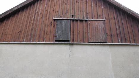 Traditionelles-Dorfhaus-Mit-Holzdach-Und-Betonwänden-In-Pradzonka,-Polen---Nach-Unten-Geneigter-Schuss