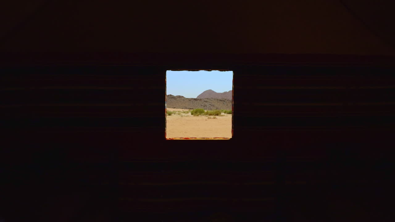 paisaje desértico visto desde una tienda de beduinos