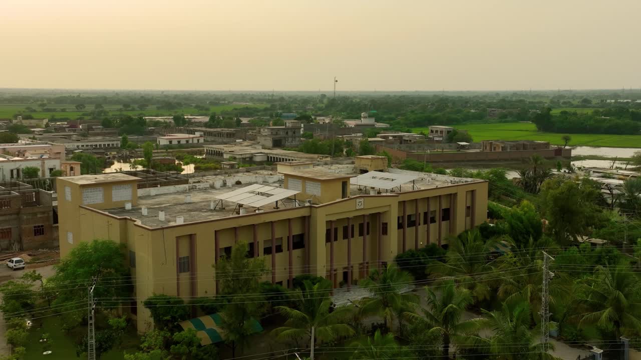 el tribunal de la ciudad de badin en medio de alrededores verdes, sindh, pakistán