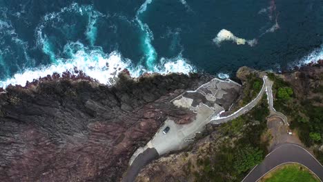 Vista-De-Arriba-Hacia-Abajo-Sobre-El-Punto-De-Vista-De-La-Punta-De-Lo-Quemado-En-La-Tercera-Isla---Toma-Aérea-De-Drones