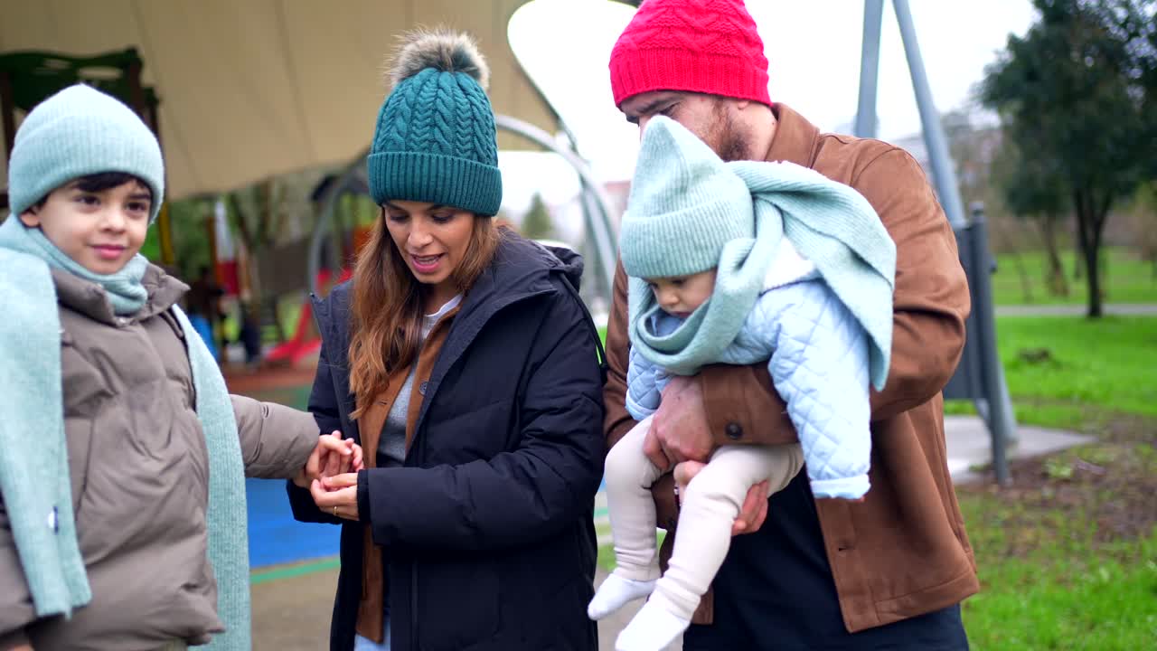 가족 들 이 공원 에서 함께 즐거운 시간 을 보내고 있다