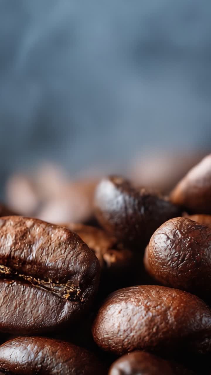 Et nærbillede af mørkristede kaffebønner, der skinner af friske olier, fremkaldende rige aromaer og teksturer i en indbydende atmosfære af kaffekultur.