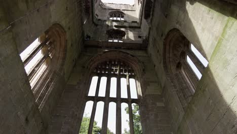 Las-Ruinas-Del-Campanario-De-La-Torre-De-La-Iglesia-En-Fountains-Abby-En-North-Yorkshire,-Reino-Unido