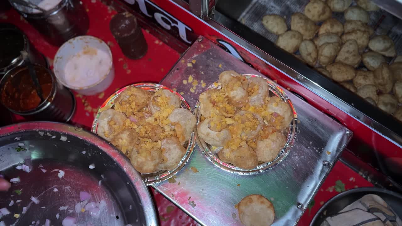 Pani puri, makanan jalanan India populer, disajikan segar dalam mangkuk sekali pakai.