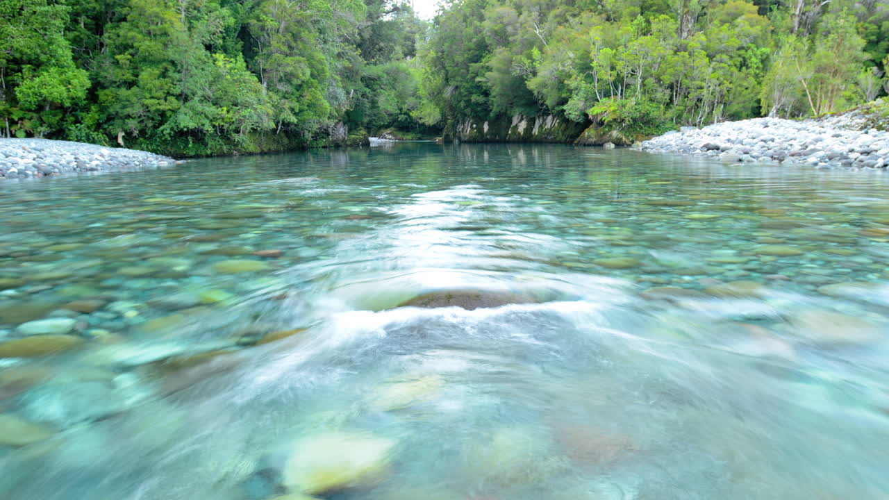 칠레 남부의 후에키 강이 흐르는 맑고 푸른 강물의 시간 경과