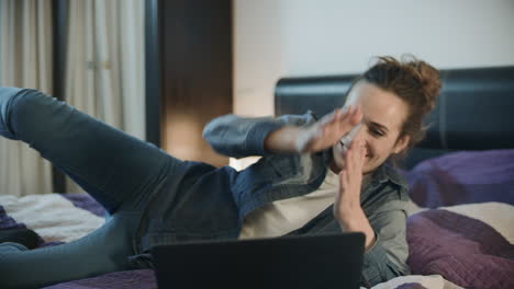 Mujer-Feliz-Riendo-Con-Una-Computadora-Portátil-En-Casa.-Persona-Emocionada-Aplaudiendo