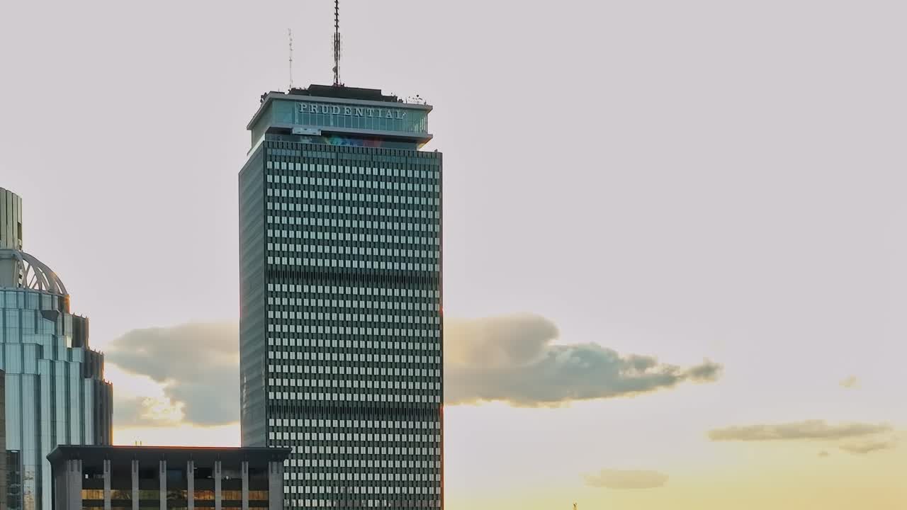 Atardecer sobre edificios urbanos en EE. UU. desde arriba