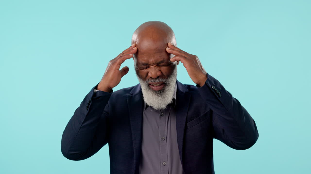 hombre de negocios maduro, dolor de cabeza