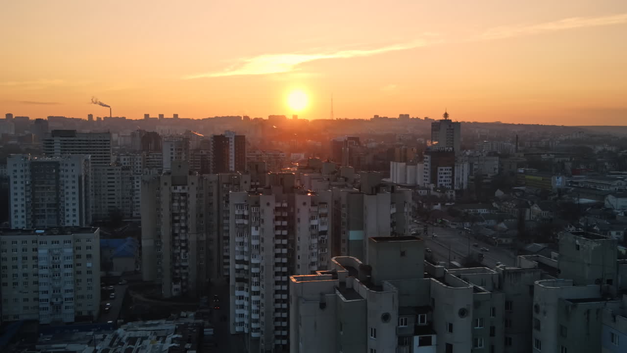 Vista aérea de drone de Chisinau ao pôr do sol. Vários edifícios residenciais. Árvores nuas, inverno