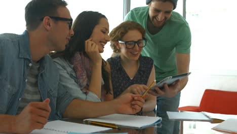 estudiantes que trabajan juntos durante la reunión