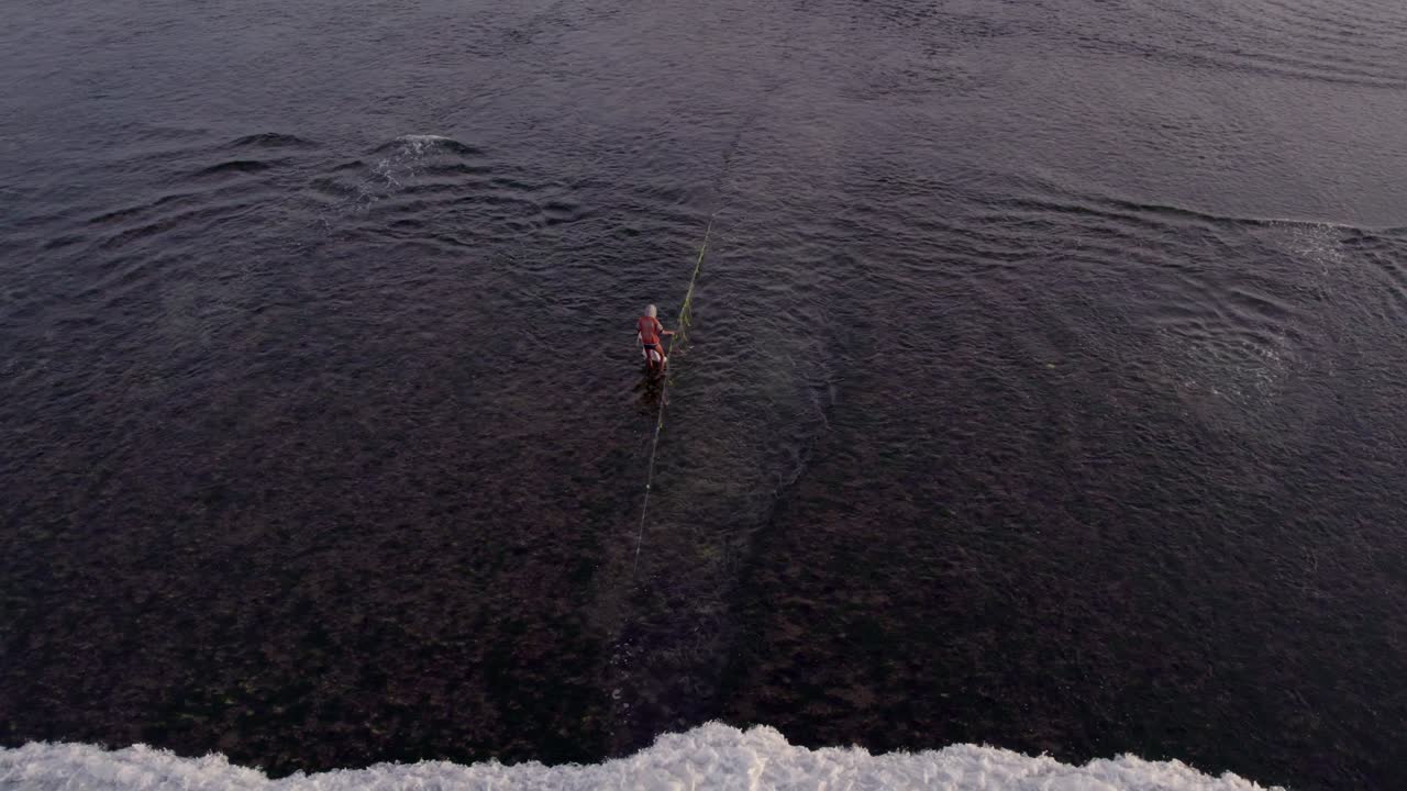 Reti da pesca stese su una spiaggia costiera all'alba, Sumba, Indonesia