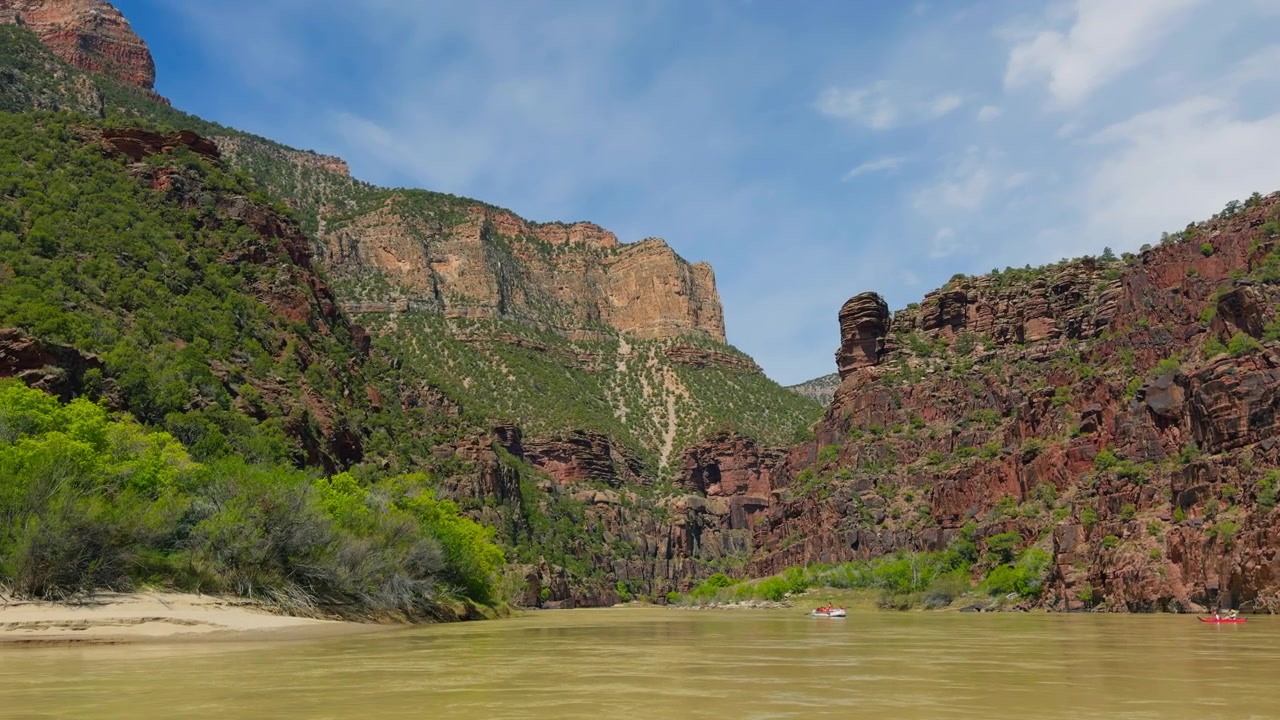 Các vách hẻm núi bao quanh sông Yampa, khung cảnh hành lang sông sa mạc nhìn từ mặt nước, trải nghiệm chèo bè ở vùng hẻo lánh