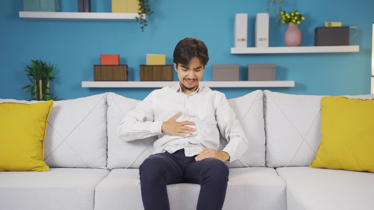 hombre con dolor de estómago.