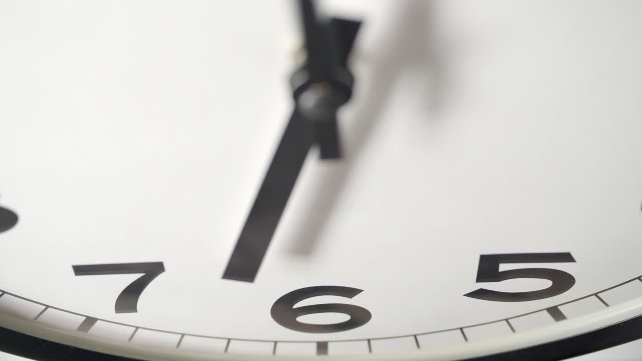 el reloj blanco se acerca en el lapso de tiempo en la pared blanca