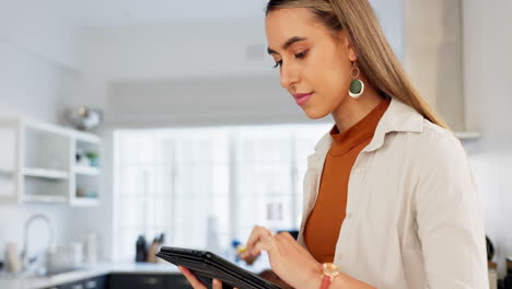 mujer, tableta y lectura para las redes sociales