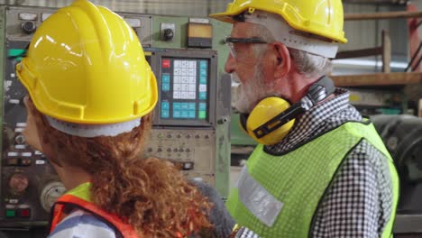 grupo de trabajadores de la fábrica que utilizan equipos de máquinas en el taller de la fábrica